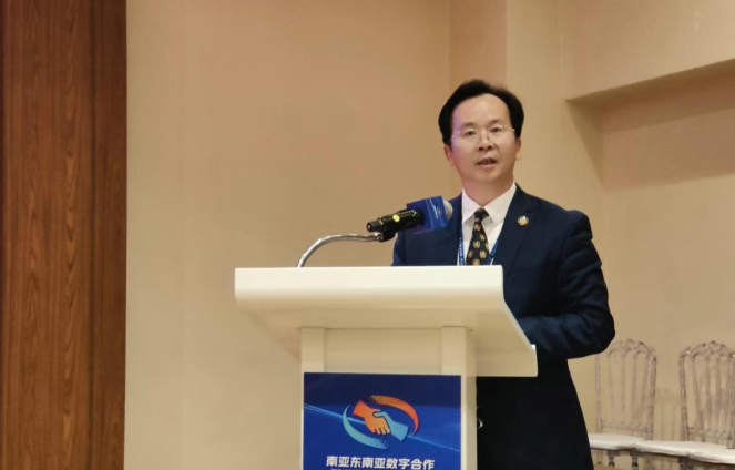图为中国电子商会副会长兼秘书长彭李辉宣读倡议